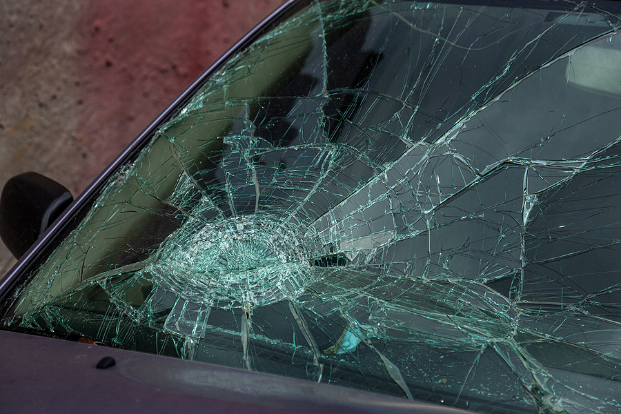 Снять разбитое. Разбитое стекло. Разбитое лобовое стекло. Разбитое автомобильное стекло. Машина с разбитым стеклом.
